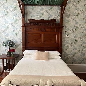 Deluxe Double Room Shower